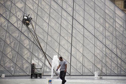 Robuglass : le robot qui nettoie la pyramide du Louvre