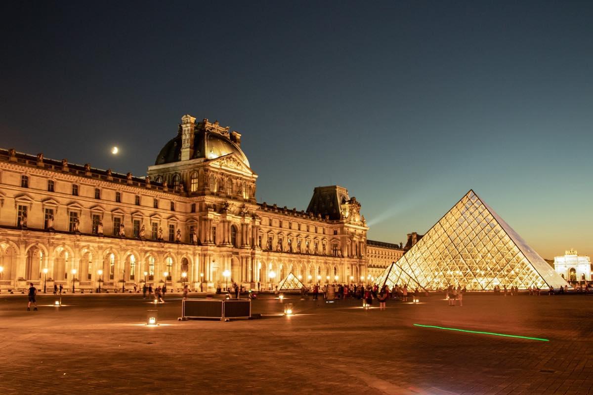 cosa fare a parigi di notte museo del louvre
