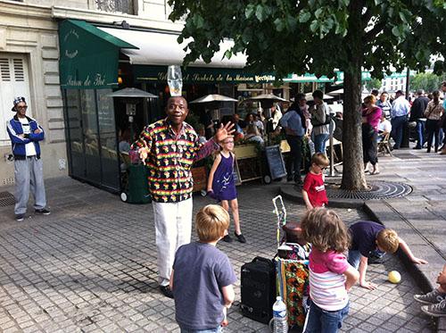 Un acrobate divertit les enfants sur l'Île Saint-Louis