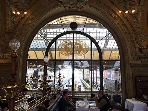 Le Train Bleu et sa vue sur les quais de départ