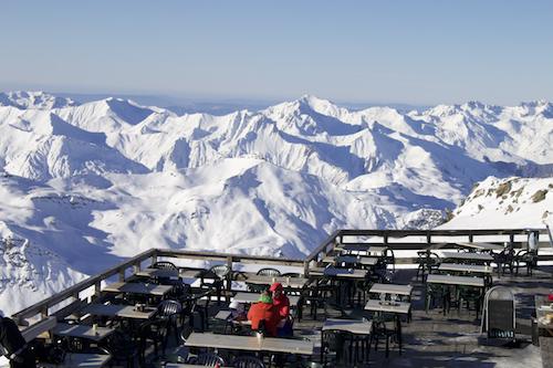 Au Sommet de Caron, à 3200 mètres d'altitude, il y a un petit restaurant accessible aussi aux piétons. Cuisine simple, vue imprenable.