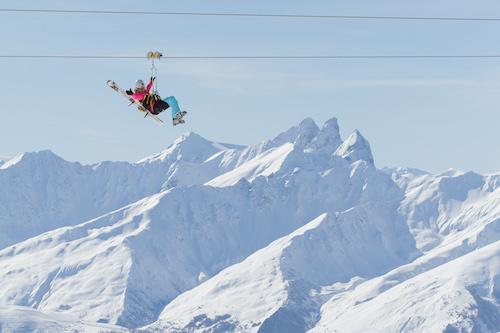 La tyrolienne à Val Thorens est accessible aux skieurs (ils fournissent un support pour les skis) ou non. Photo : OT Val Thorens