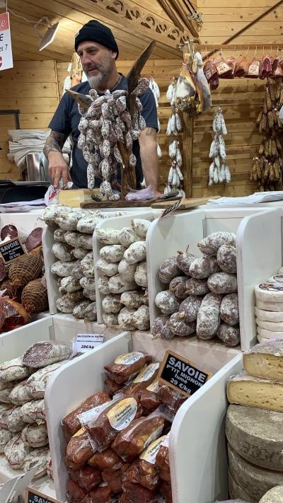 Val Thorens propose diverses boutiques proposant des produits locaux tels que des charcuteries et des fromages.