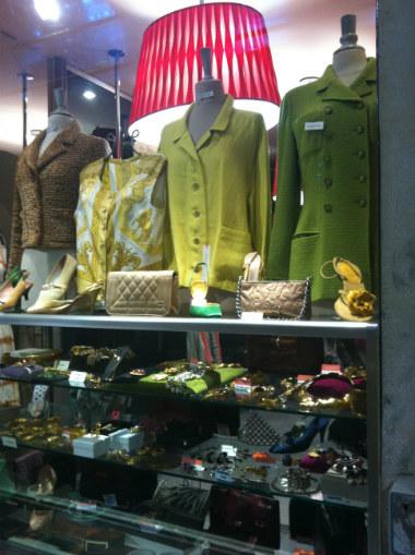Vitrine de Didier Ludot, au Palais Royal