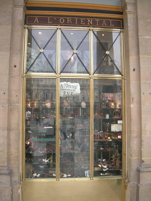 La vitrine de la boutique de pipes À l'Oriental.