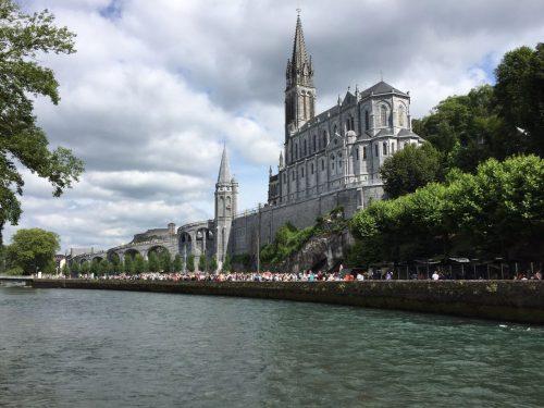 Fond des basiliques et la Procèsssion mariane le long du fleuve Gauve