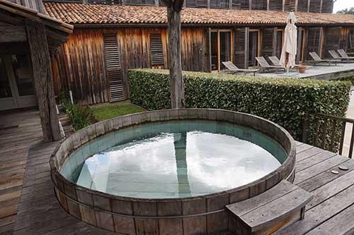 Bain nordique extérieur fabriqué avec des bois anciens
