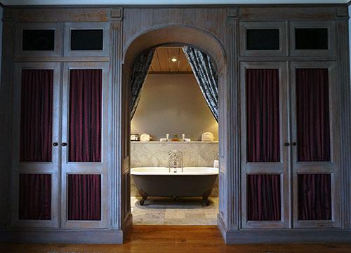 Porte d'entrée de la salle de bain