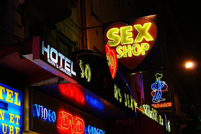 Sexshops à Pigalle, Paris.