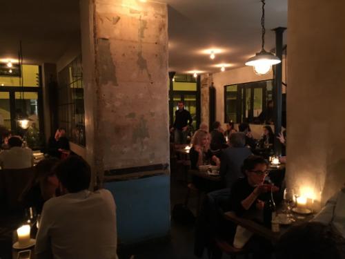 Salle du Septime : tables en bois, sans nappes blanches et sans argenterie.