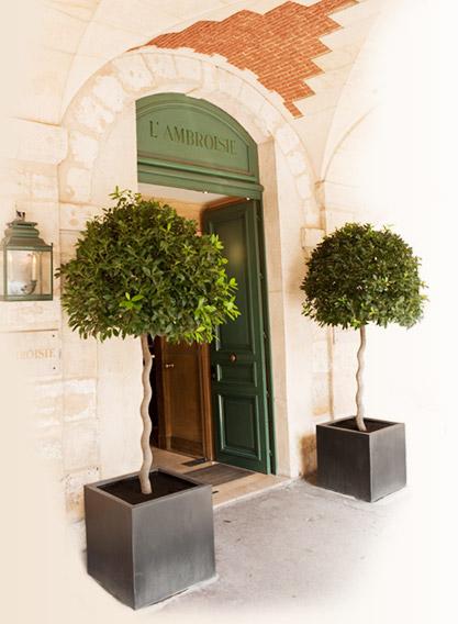 Sous les arcades de la Place des Vosges se trouve l'entrée discrète du restaurant L'Ambroisie