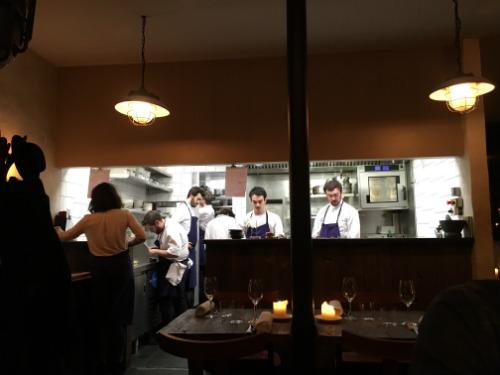 Le chef Bertrand (à droite) dirige avec une main ferme la cuisine du Septime, ouverte sur la salle