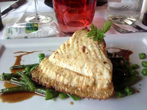 Poisson grillé avec une sauce légèrement fumée