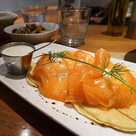 Oeufs benedict nordiques avec du saumon fumé