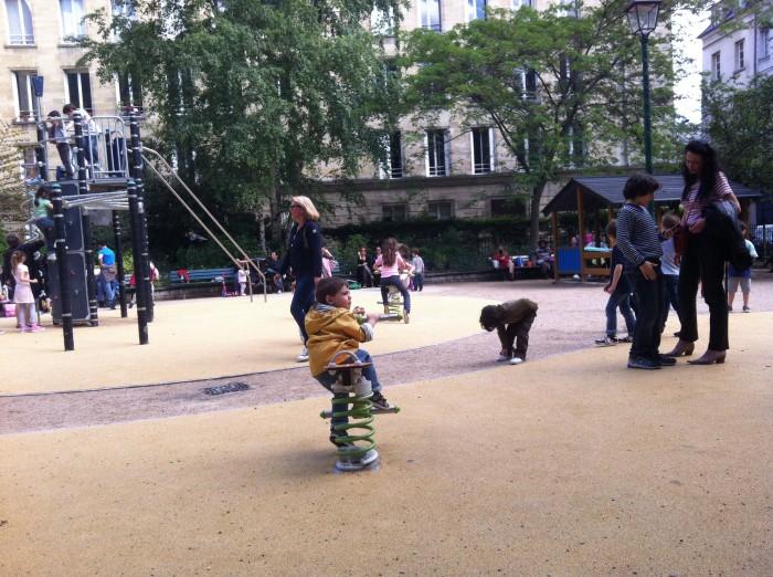 Parents et enfants dans un parc au Marais