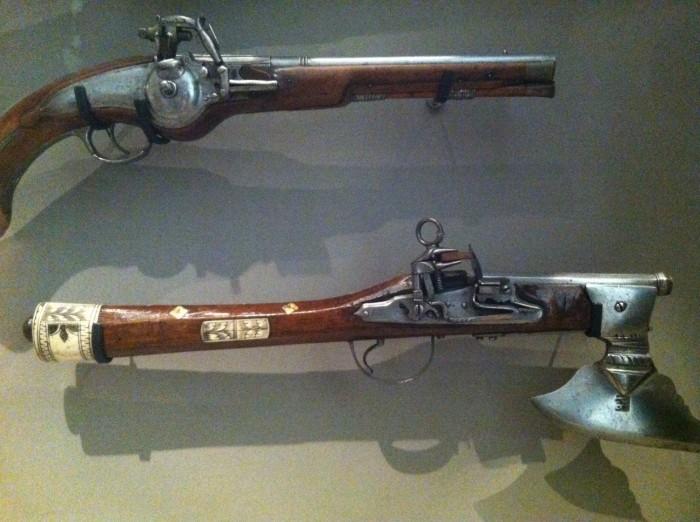 Armes exposées au Musée des Invalides, à Paris