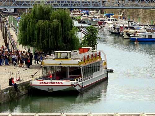 Bateaux dans le port de l'Arsenal, à la Bastille