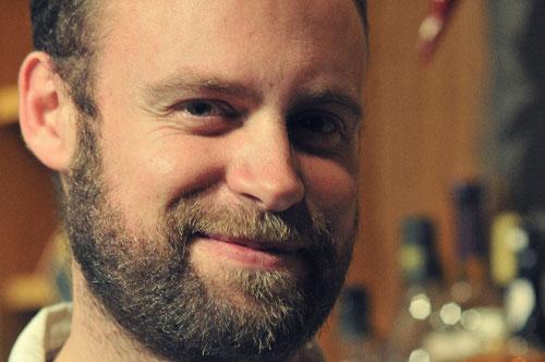 Le propriétaire, passionné de vins et de rugby