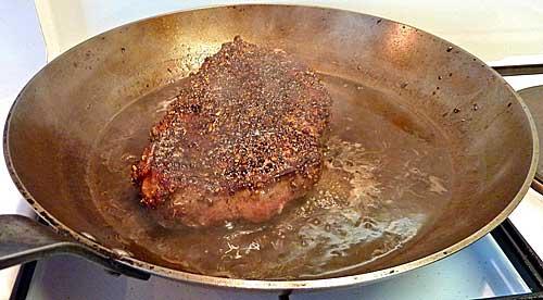 Préparation du steak. Créditos: ckenb.blogspot.com
