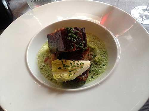 Filet de porc caramélisé et petits pois cuits à la française