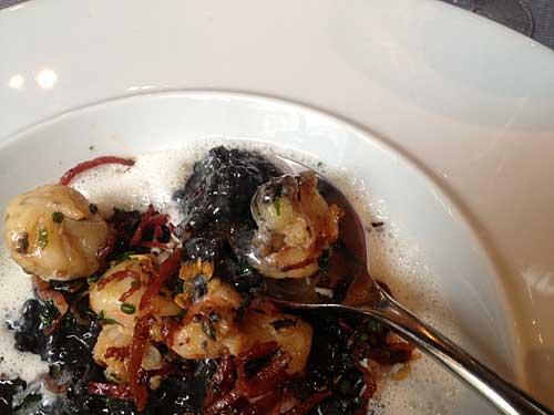 Risotto crémeux avec encre de seiche, crevettes rôties, ail et piment d'Espelette