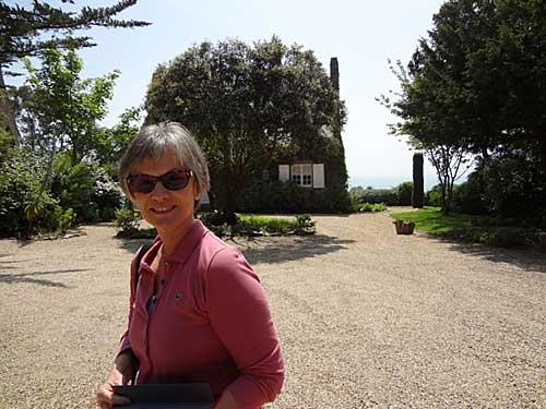 Marcia devant le Cottage Les Rimains