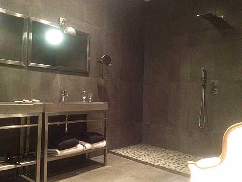 Salle de bain en pierre grise, immense douche italienne