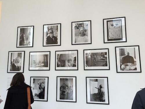 Panneau à l'entrée du musée avec des photos de Picasso.
