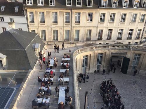 Terrasse du café du musée et le patio d'entrée.
