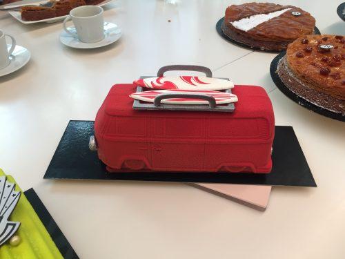 La bûche Iconik : base croquante et biscuit moelleux de noix de pécan, mousse de sirop d'érable et confiture de framboises et myrtilles.