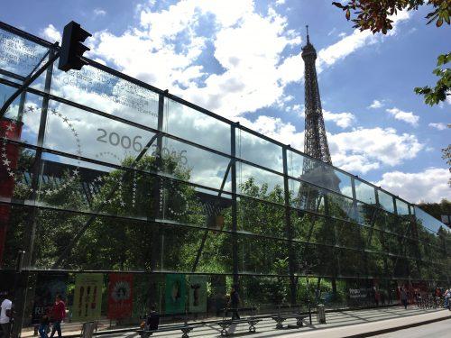 Le Musée du Quai Branly et sa voisine, la Tour Eiffel
