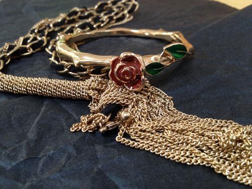 Collier 12 euros, bracelet 8 euros