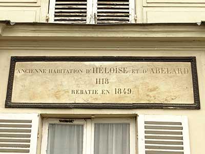 Plaque en hommage au couple dans un immeuble de Paris