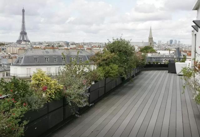 Terrasse de 100m2 avec vue sur les toits de Paris et les principaux monuments de la ville