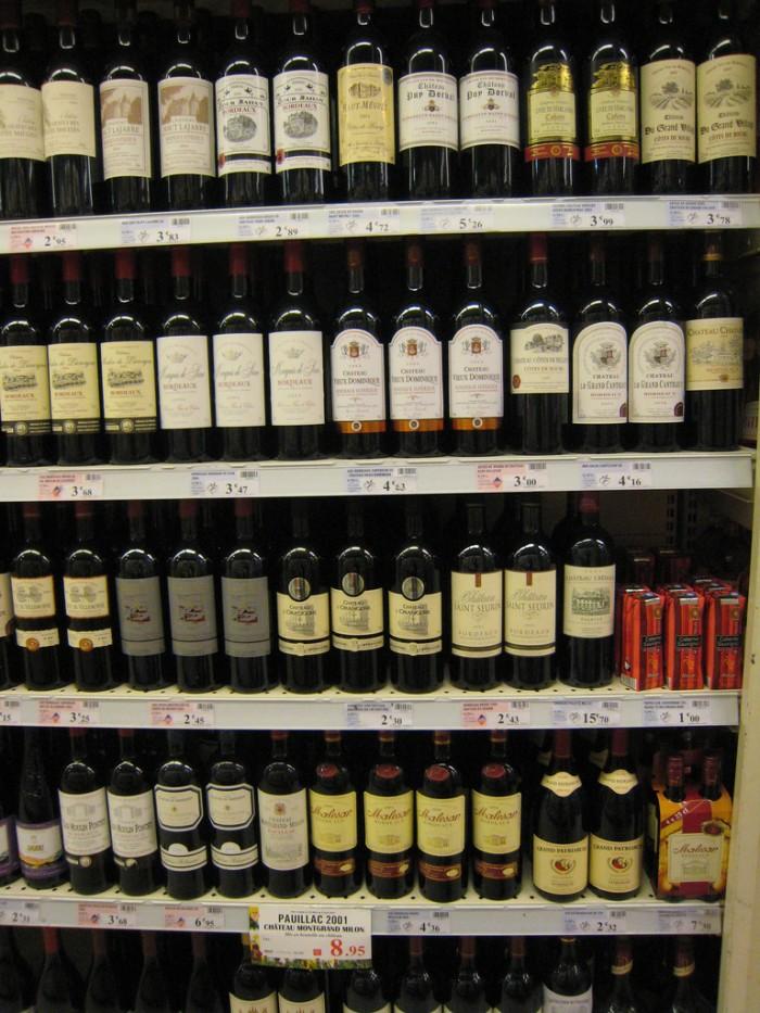 Gondole de vins dans un supermarché à Paris.