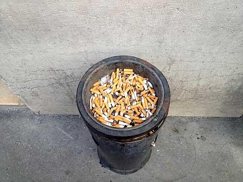 Cendrier à la porte du restaurant