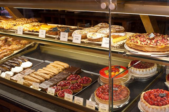 Douceurs typiques à vendre dans les boulangeries-pâtisseries