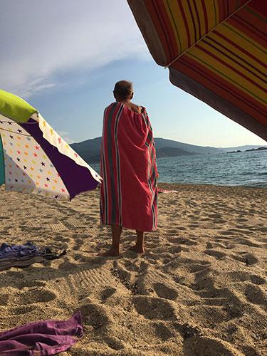 Pourquoi les Français vont-ils à la plage habillés ?