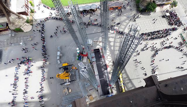 La célèbre et gigantesque file d'attente pour monter à la Tour Eiffel.