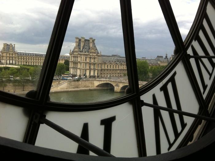 Le Musée du Louvre et la Seine, vus depuis le café des frères Campanha situé à l'intérieur du Musée d'Orsay