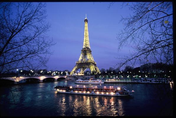 Les bateaux près du point d'embarquement en face de la Tour Eiffel. Photo de P. Hamon.