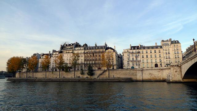 Lorsque vous faites la promenade en bateau, observez les incroyables appartements le long de la Seine.