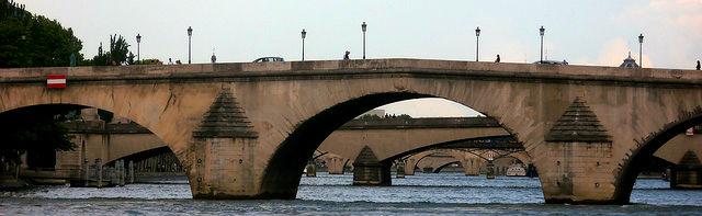 Depuis le bateau, il est possible de voir les nombreux ponts de Paris en perspective.