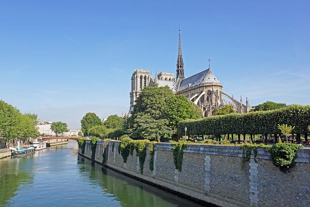L'arrière de Notre Dame, vue du bateau.