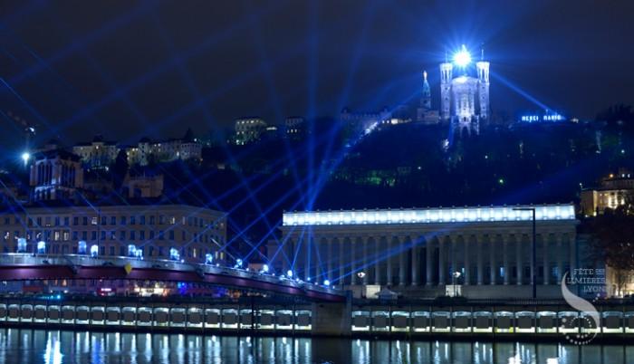 Un énorme globe discothèque illuminé a éclairé la Basilique de Notre-Dame de Fourvière.