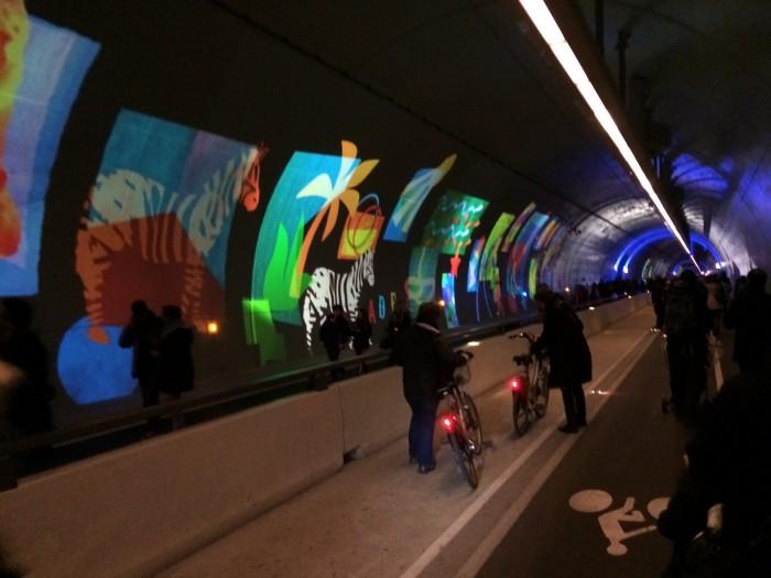 Installation de lumière dans le tunnel de près de deux kilomètres au centre-ville