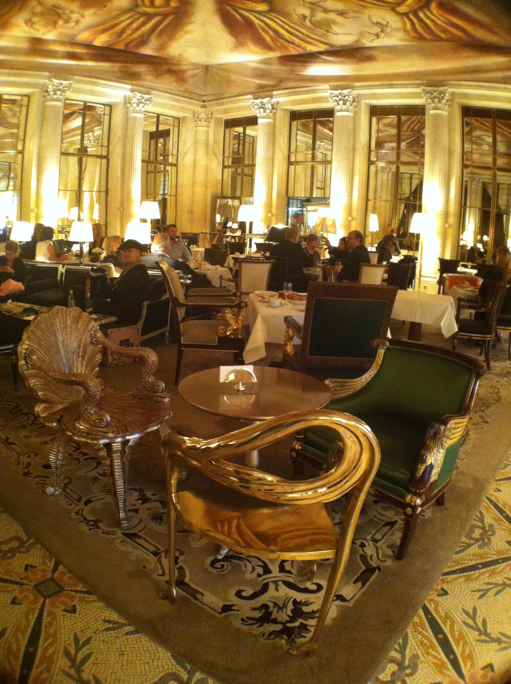 Détail des chaises au restaurant Dali, à l'entrée de l'hôtel
