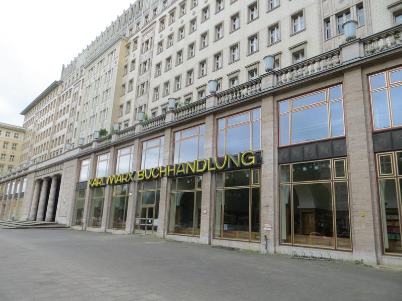 La librairie (aujourd'hui abandonnée) appelée Karl Marx, à la Karl Marx Allee, dans l'ex-Berlin oriental