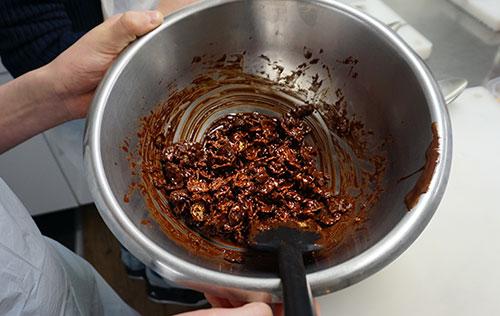Préparation de croustillants de céréales et chocolat