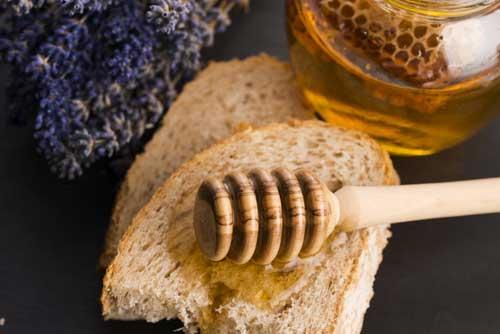 Miel de lavande. joannawnuk's no Shutterstock